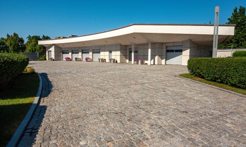 cobblestone-driveway-leading-multi-car-garage-private-estate